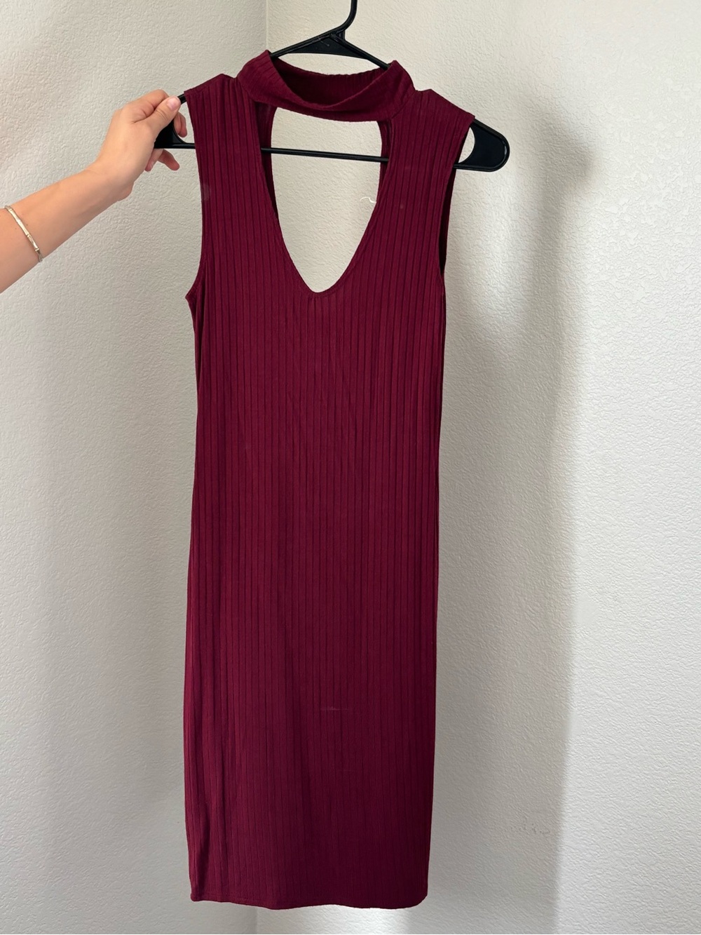 Sleeveless Ribbed Burgundy Midi Dress with Keyhole Neckline